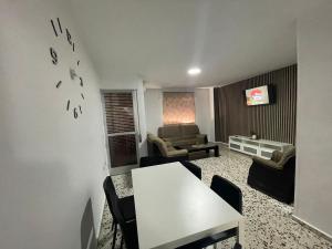 Posedenie v ubytovaní Apartamento Balcón del Tajo