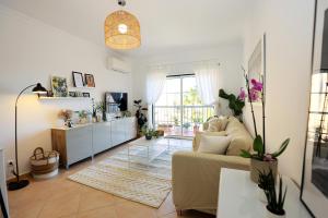- un salon avec un canapé et une table dans l'établissement B95 - Casa Melo Apartment in Praia da Luz, à Luz