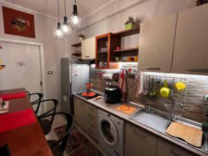 a kitchen with a washing machine and a washer at Catina Domus in Catania