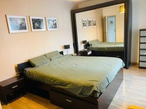 ein Schlafzimmer mit einem großen Bett und einem großen Spiegel in der Unterkunft Maison chaleureuse centre Saran in Saran