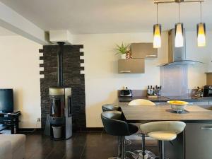 a kitchen with a table and chairs and a stove at Maison chaleureuse centre Saran in Saran