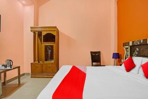 - une chambre avec un lit et une armoire en bois dans l'établissement Flagship Hotel Mirage, à New Delhi