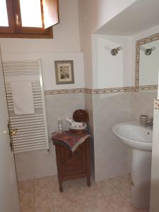 uma casa de banho com um lavatório, um WC e um lavatório. em La locanda del Castello con terrazzo em Susa