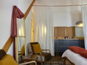 Casa Beleza do Sul في تافيرا: غرفة معيشة مع سرير ومطبخ