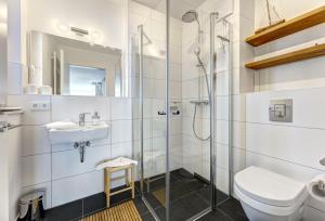 Phòng tắm tại Ferienhaus "Süsterhüs" - Seeluft und Komfort +14 ảnh