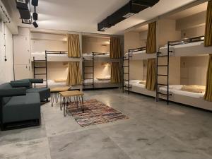 库塔伊西Dorm Kutaisi的一间设有四张双层床和地毯的房间