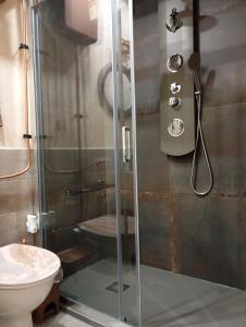 bagno con doccia e servizi igienici. di Appartamento 50 mt dal mare a Lido di Ostia