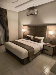 Verona فيرونا في الرياض: غرفة نوم بسرير كبير وعليها مصباحين