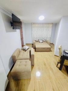 sala de estar amplia con sofá y cama en Diaz Ponce de León, en Tacna