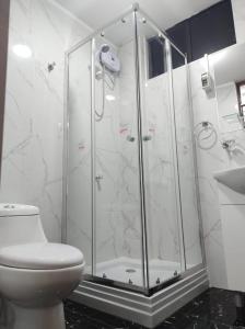 y baño con ducha y aseo. en Diaz Ponce de León, en Tacna