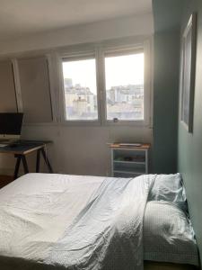 Giường trong phòng chung tại Magnifique studio Parisien 12 ème arrondissement