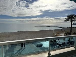 - une vue sur la plage depuis le balcon du complexe dans l'établissement Altea seafront - Primera linea, à Altea