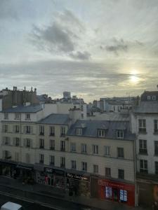 - une vue sur une ville avec un bâtiment dans l'établissement Magnifique studio Parisien 12 ème arrondissement, à Paris
