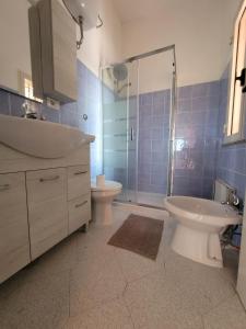 バリ・サルドにあるLa Casa Rosaのバスルーム(洗面台、トイレ、シャワー付)