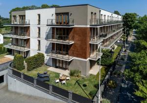 ein Apartmenthaus mit einer Kuh auf dem Vorgarten in der Unterkunft Apartamenty Rozewie in Jastrzębia Góra