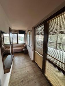 Къща за гости : غرفة معيشة مع أريكة ونافذة