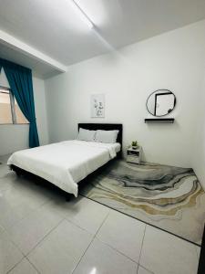 a bedroom with a large bed and a rug at Adamhawa Homestay Emerald Avenue Brinchang in Brinchang