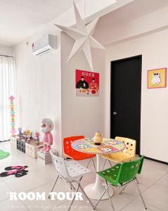 Habitación con mesa, sillas y techo de estrellas en Urban Suites Jelutong Georgetown, en Jelutong