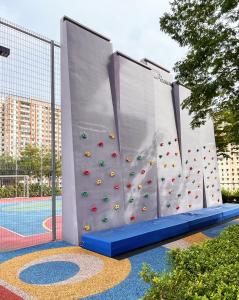 un gimnasio con un rocódromo en una piscina en Urban Suites Jelutong Georgetown, en Jelutong