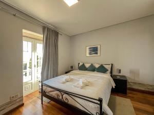 Un dormitorio con una cama grande y una ventana en Lovely Sunny-House, en Viana do Castelo