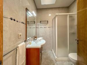 ein Badezimmer mit Waschbecken und Dusche in der Unterkunft Lovely Sunny-House in Viana do Castelo + 67 Fotos