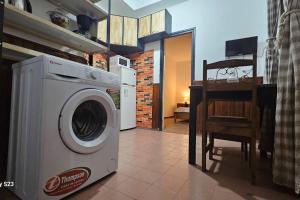 uma máquina de lavar roupa numa cozinha com uma mesa em Apartamento Candombe em Montevidéu
