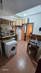 cocina con lavadora en una habitación en Apartamento Candombe, en Montevideo