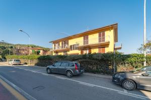 two cars parked on a street in front of a building at Appartamenti La Marina - Goelba in Marciana Marina
