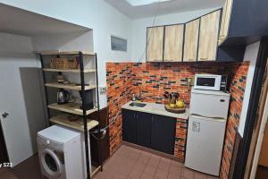 uma pequena cozinha com uma parede de tijolos em Apartamento Candombe em Montevidéu