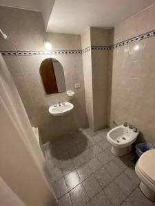 y baño con lavabo y aseo. en Edificio San Martin 2468 en Mar del Plata