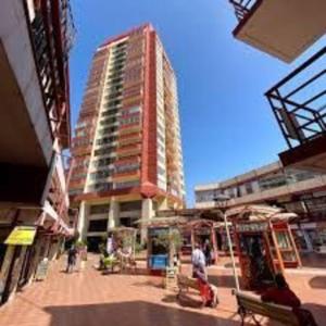 a tall building with people standing in front of it at Departamento Vina Centro (Portal Álamo) in Viña del Mar