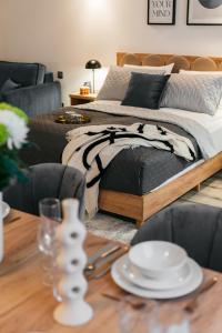 sypialnia z łóżkiem i stołem z jadalnią w obiekcie ORSO Rooms & Apartments LoftAffair Collection w Warszawie