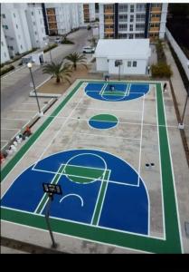 uma vista geral de um campo de basquetebol numa cidade em Palmer em Santiago de los Caballeros