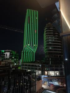 Foto dalla galleria di St Julian's Mercury Tower high floor Studio Apartment in the Sky in Tallest Zaha Hadid Tower in Malta a San Giuliano