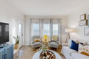 TV a/nebo společenská místnost v ubytování Beachfront condo with furnished balcony, amazing pool, tennis, & mini-golf