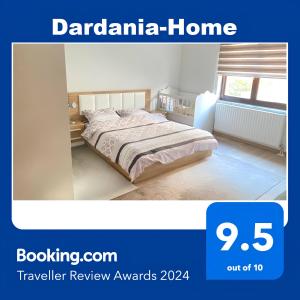 1 dormitorio con 1 cama en una habitación blanca en Dardania-Home en Prizren