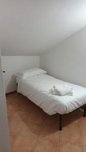 Katil atau katil-katil dalam bilik di Casa n 2 con parcheggio privato e colonnina ricarica