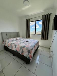 1 dormitorio con cama y ventana en Apto próximo à Fac. Pio X, en Aracaju