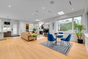 ein Wohnzimmer mit blauen Stühlen und einem Tisch in der Unterkunft Villa Z in Vancouver
