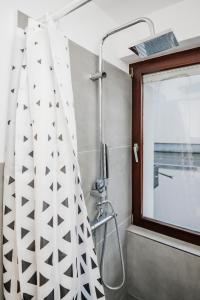 a shower curtain in a bathroom with a window at Kurzzeitglück 24h Self Check-In MH02 in Mülheim an der Ruhr