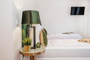 Zimmer mit einem Bett und einer Lampe auf einem Tisch in der Unterkunft Kurzzeitglück 24h Self Check-In MH02 in Mülheim an der Ruhr