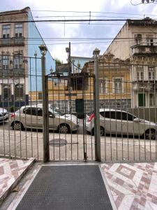 Conjugado Próximo aos Arcos da Lapa e Praia do aterro do Flamengo في ريو دي جانيرو: بوابة فيها سيارات متوقفة في موقف للسيارات