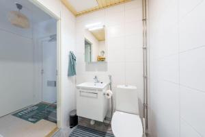 un bagno bianco con un water e un lavandino di Cozy 1-bed super flat, 20 min to Helsinki/Airport a Vantaa Altre 19 foto