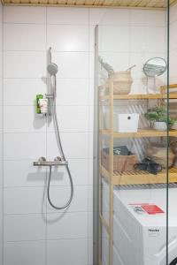 een badkamer met douche bij Cozy 1-bed super flat, 20 min to Helsinki/Airport in Vantaa