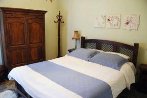 um quarto com uma cama grande e um armário de madeira em ΛΑΓΟΥΜΙ suite Α3 em Elati Trikalon