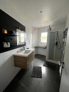 Kuchyň nebo kuchyňský kout v ubytování Accès direct plage 100m