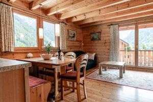 uma cozinha com uma mesa e cadeiras num camarote em Silvretta Nova em Sankt Gallenkirch