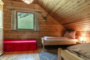 um chalé de madeira com uma cama e uma janela em Silvretta Nova em Sankt Gallenkirch