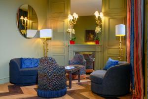 Coin salon dans l'établissement Hotel Les Hautes Roches