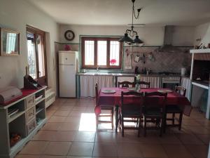 a kitchen with a table and chairs in a kitchen at La Kamareta de Chite in Granada